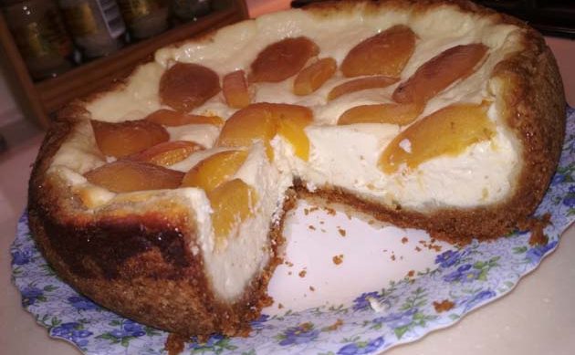 Королевский пирог из песочного теста с творогом и абрикосами в мультиварке